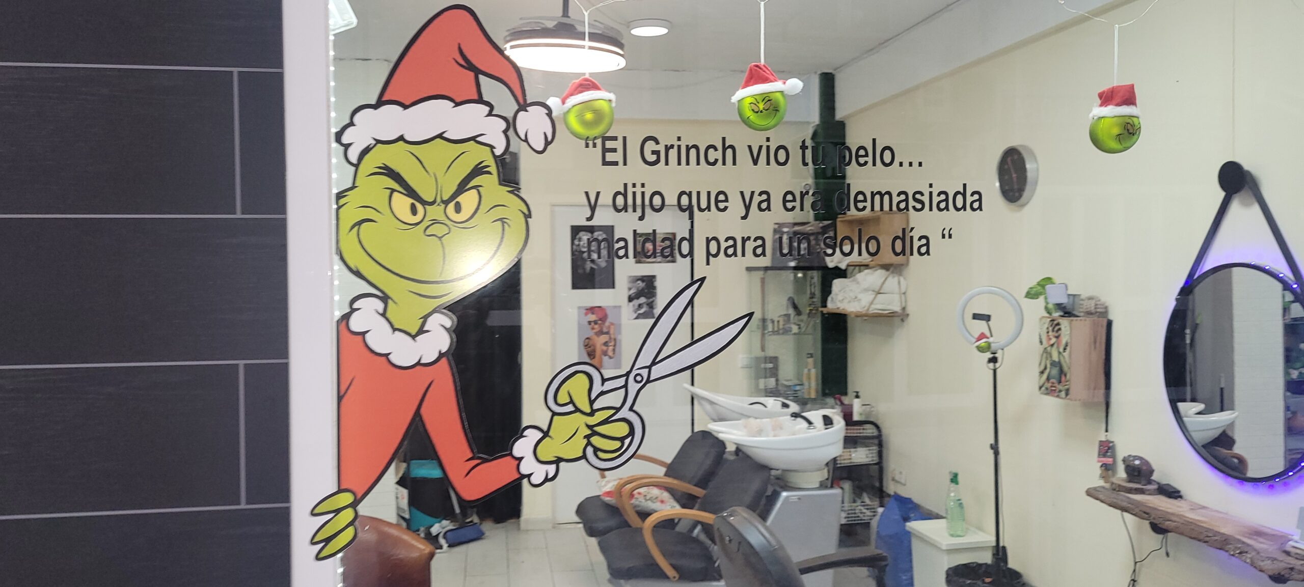 La publicidad visual ayuda a atraer clientes reales sin depender de anuncios online. Estrategias efectivas para negocios locales en Málaga.