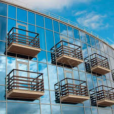 Descubre la diferencia entre vinilo espejo y vinilo transparente en Málaga. Ventajas, calor, privacidad y cuál elegir para tu negocio.